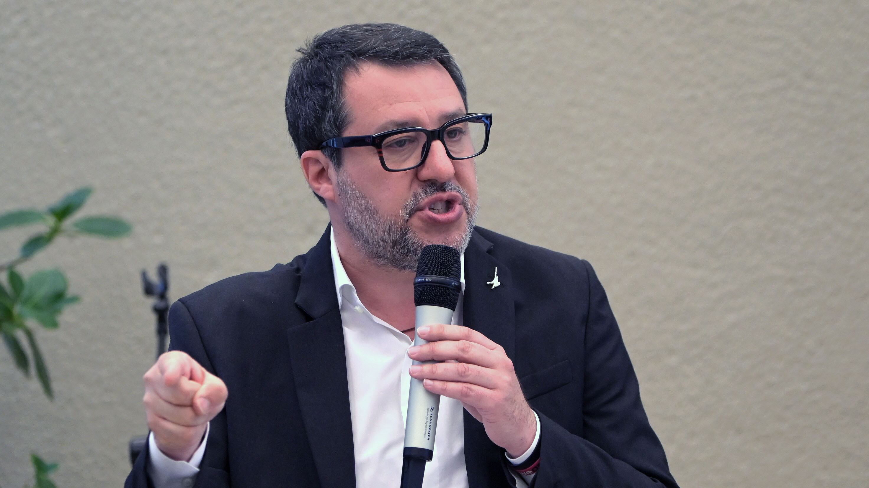 Salvini contro la censura. "Non siamo mica l'Urss". E poi elogia Giorgetti