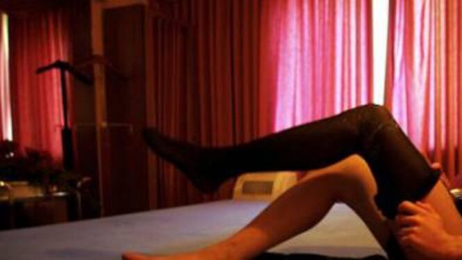 Bari, si innamora della escort: lei gli estorce 20mila euro