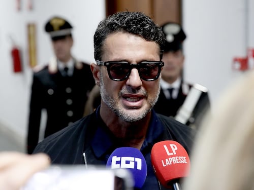 Ma "Falsissimo" va in onda con un nuovo delirio contro tutti