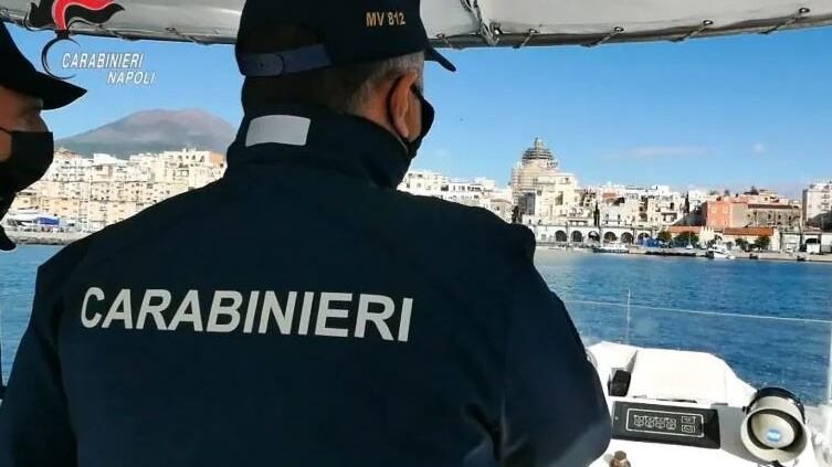 Carabinieri sub e motovedette in acqua contro la pesca illegale