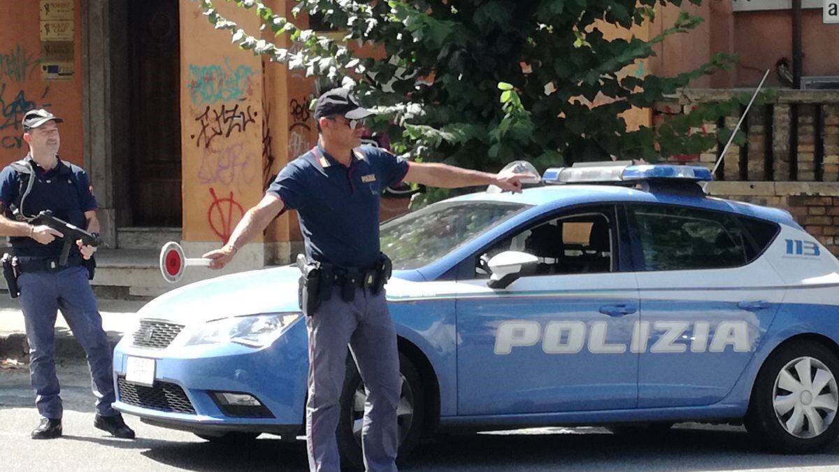 Napoli, rapinano le poste e si scontrano con un bus. Caccia ai malviventi