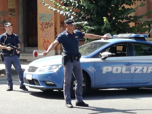 Napoli, rapinano le poste e si scontrano con un bus. Caccia ai malviventi