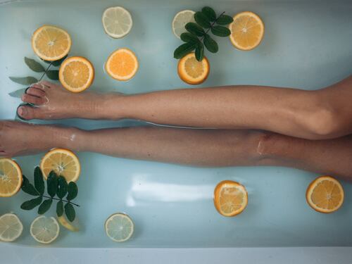 Gambe e massaggi fai da te: cure e rimedi naturali