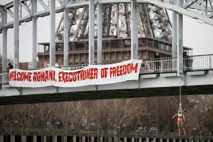 Femen, donna "impiccata" contro Rohani 4