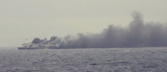 La colonna di fumo che sale dal traghetto in fiamme 6