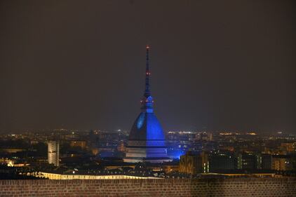 La Mole Antonelliana in blu per la giornata sull'autismo 2