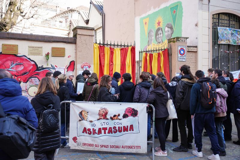 La sceneggiata di Askatasuna che sfregia lo Stato 8