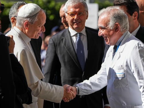 Papa Leone XIV al Policlinico Gemelli: “Operazione conclusa positivamente”