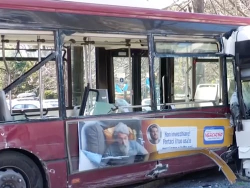 Roma, autista perde il controllo: scontro tra bus. 18 feriti, neonata grave
