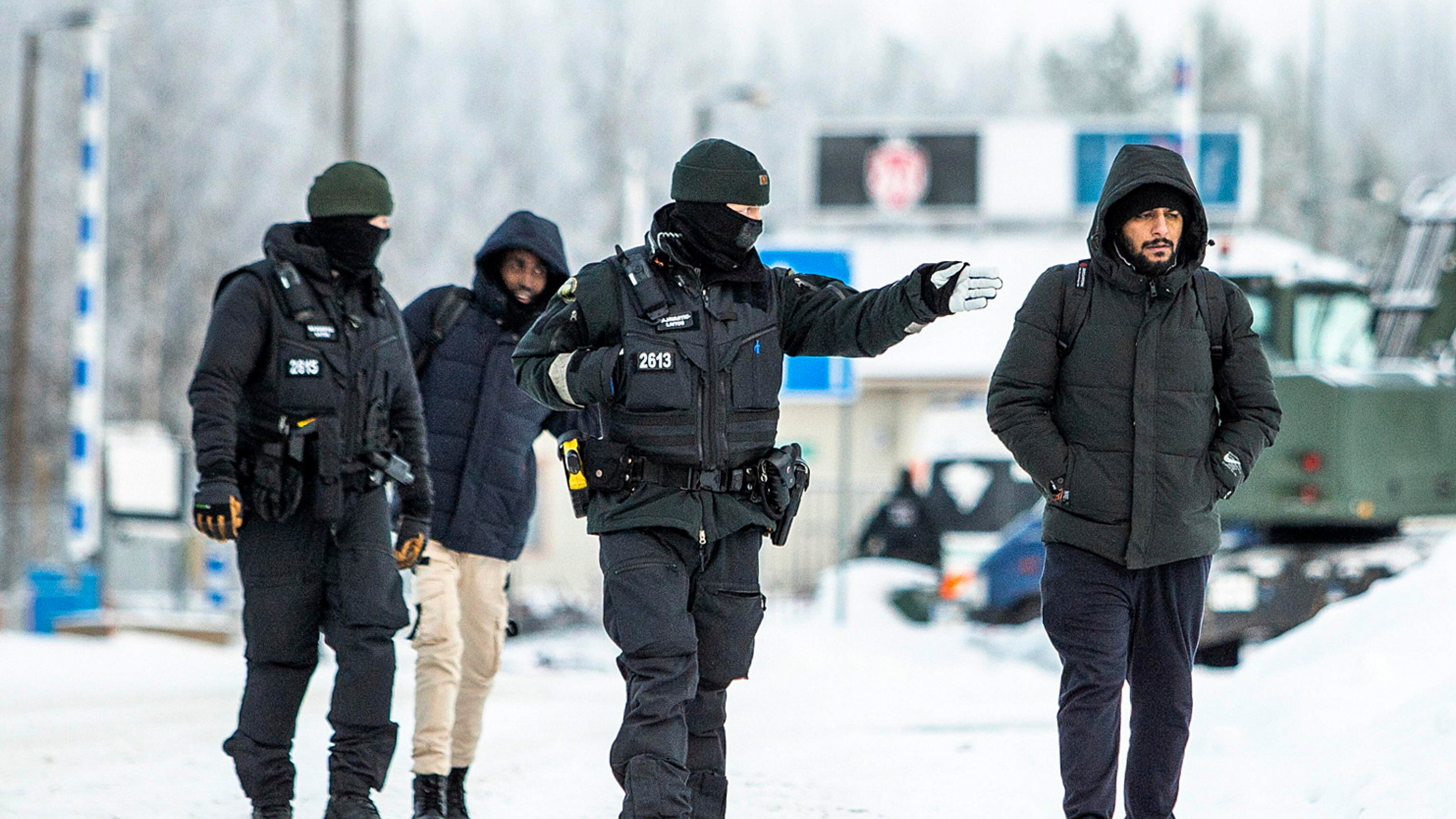 Finlandia, chiuso anche l'ultimo valico di frontiera con la Russia: la risposta alla guerra ibrida