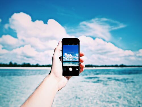 Estate, attenzione allo smartphone: per gli oculisti è dannoso