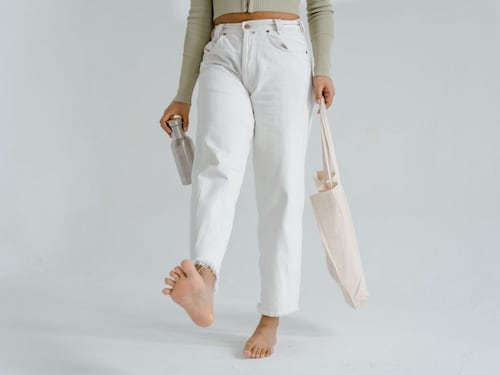 Come abbinare i jeans bianchi quest’estate: i segreti di stile per outfit sofisticati