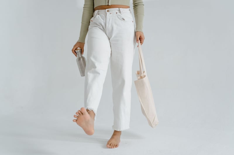 Come abbinare i jeans bianchi quest’estate: i segreti di stile per outfit sofisticati
