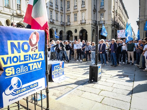 In centinaia alla manifestazione dei Sì Tav a Torino. FdI: “Sindaco ostaggio delle frange estremiste”