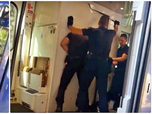 Migranti nel bagno del treno, la polizia usa spray urticante: terrore tra i passeggeri