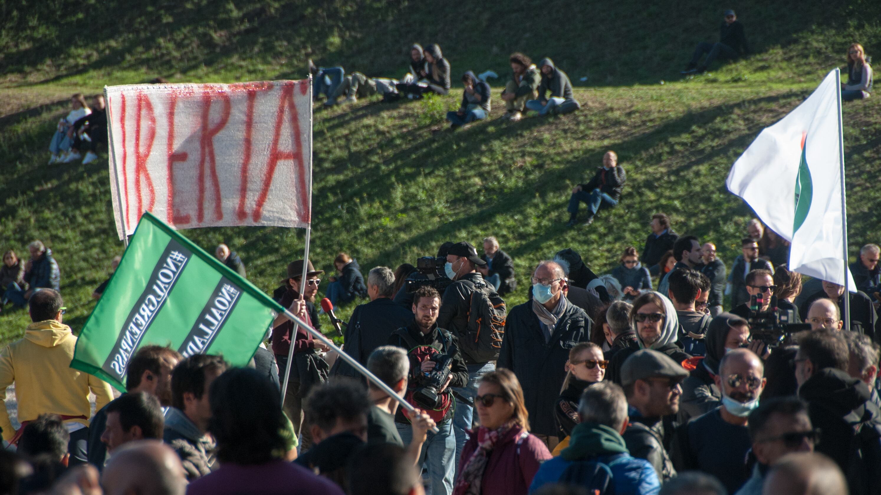 A Roma sit-in pacifico. Fiori regalati agli agenti e cori contro i sindacati