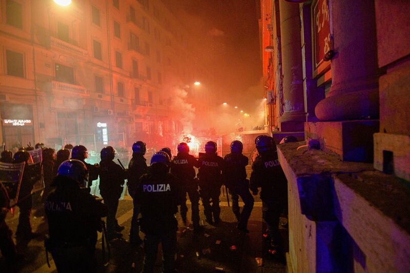 Napoli, guerriglia urbana contro il lockdown 7
