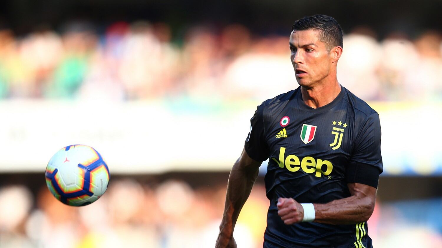 Cristiano Ronaldo "nudo" sui social per lanciare la nuova linea di intimo