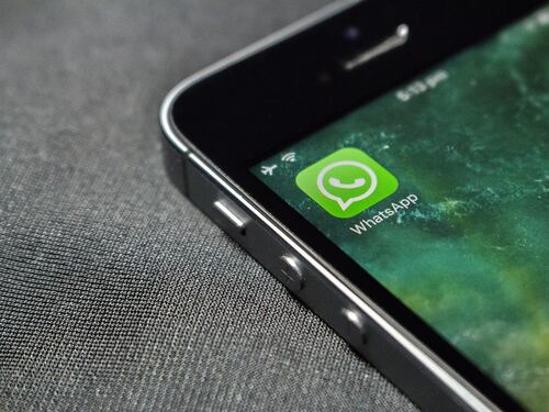Spia le conversazioni della ex su WhatsApp: ammonito dalla polizia