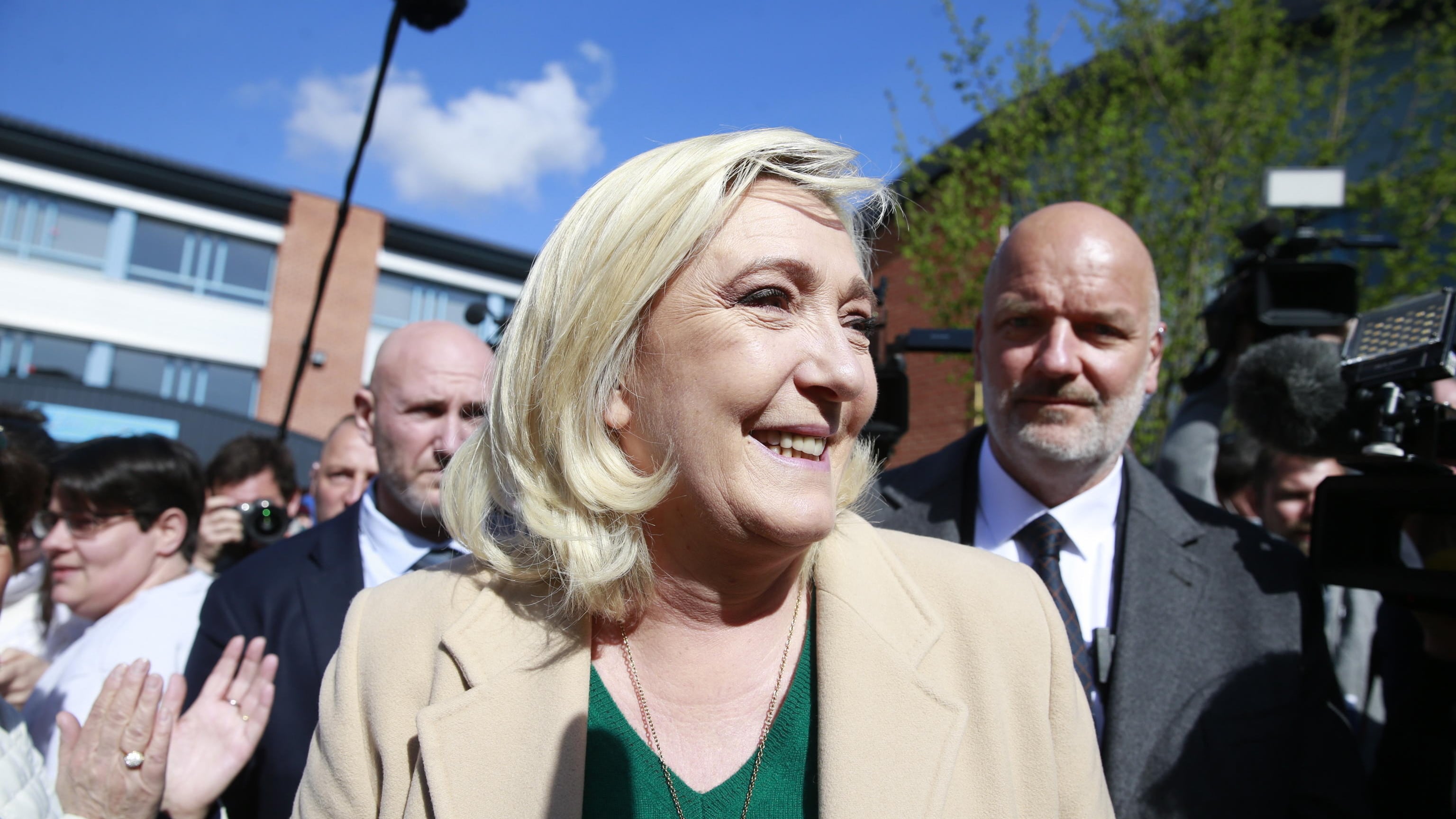 Le Pen promette "la rivoluzione" e cerca gli astenuti. Poi sfida l'Europa