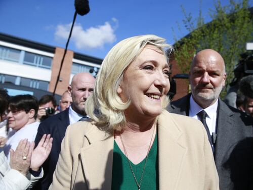 Le Pen crede nella rimonta e rinnega anche la Frexit: "Parigi non uscirà dalla Ue"