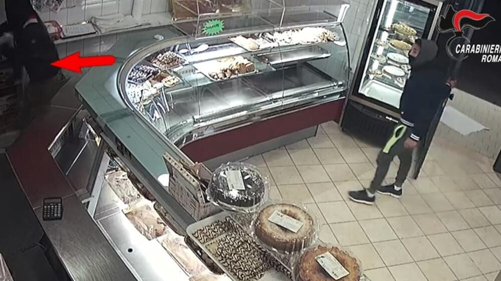 Tre furti in quattro mesi nella stessa pasticceria: arrestati fratelli rapinatori