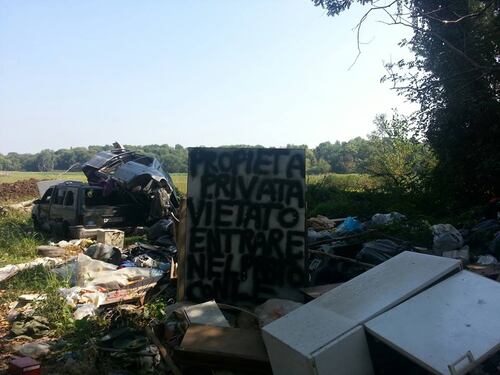 Se questa è Milano: i rom trasformano il parco in discarica