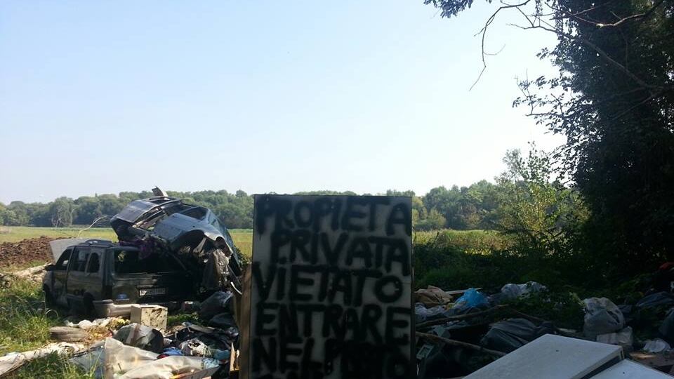 Se questa è Milano: i rom trasformano il parco in discarica