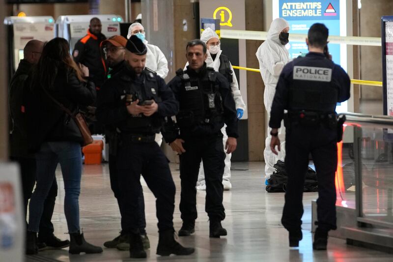 Attacco al coltello alla stazione di Parigi: tre feriti. Fermato un maliano con documenti italiani 1