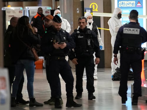 Attacco al coltello alla stazione di Parigi: tre feriti. Fermato un maliano con documenti italiani