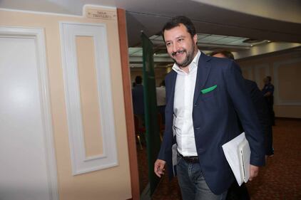 Salvini si mette la giacca 8