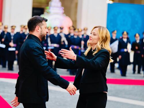 Meloni: "Per la pace serve unità". Zelensky: "Mi fido di Giorgia"