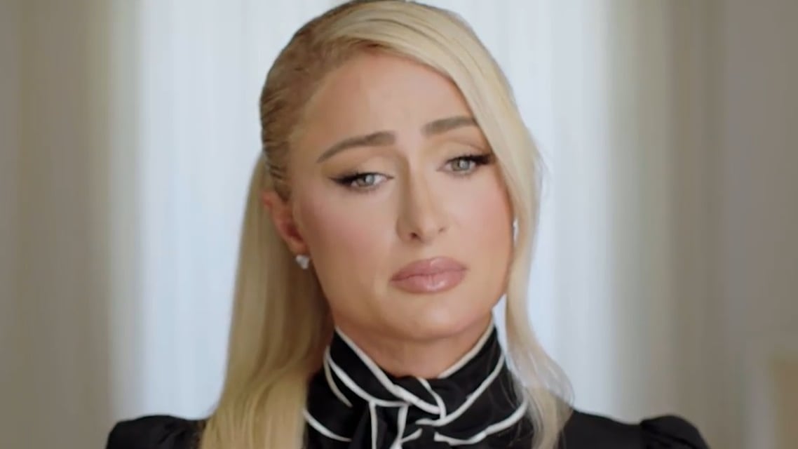 "Mi hanno infilato le dita dentro, nessun bimbo deve essere abusato". Il racconto choc di Paris Hilton