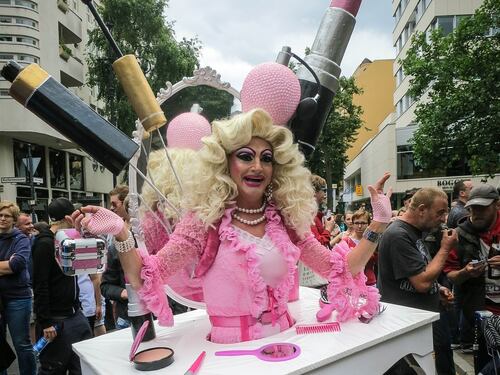 "Stop al progetto delle drag queen". FdI incalza l'Ue sui fondi pro-gender