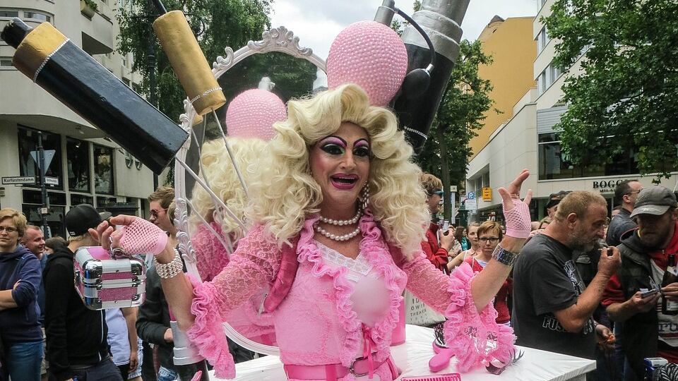 "Stop al progetto delle drag queen". FdI incalza l'Ue sui fondi pro-gender
