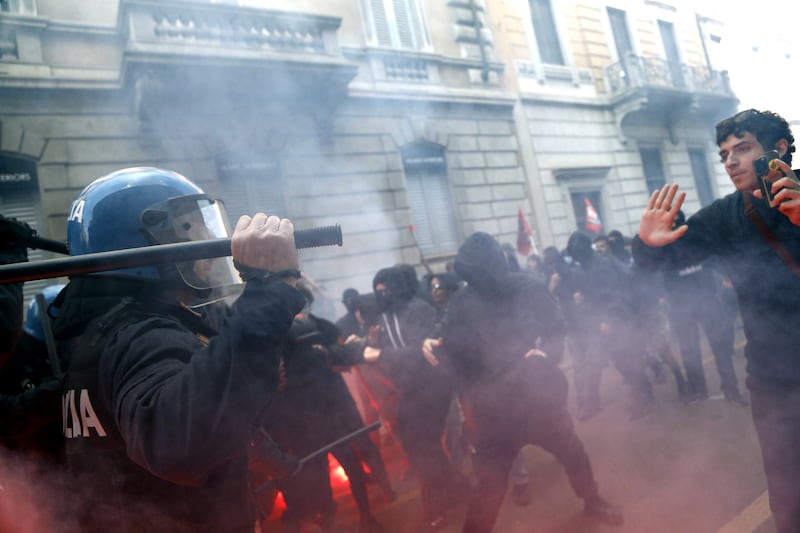 Manifestazione contro il "Remigration Summit": scontri con la polizia a Milano 4