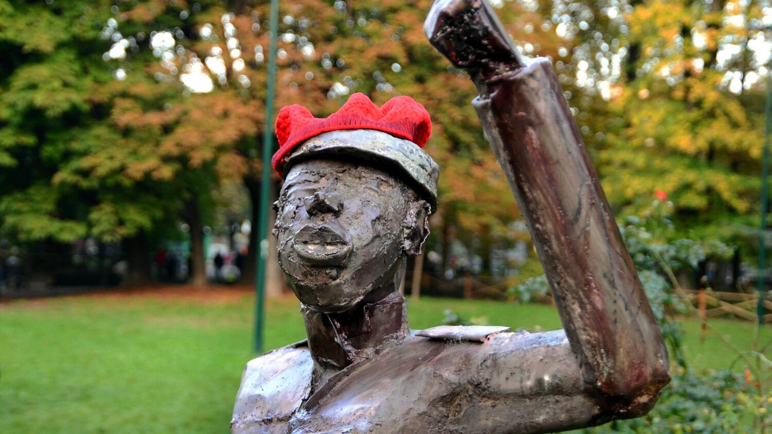 Statua contro Montanelli messa nei suoi Giardini