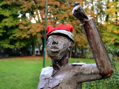 Statua contro Montanelli messa nei suoi Giardini