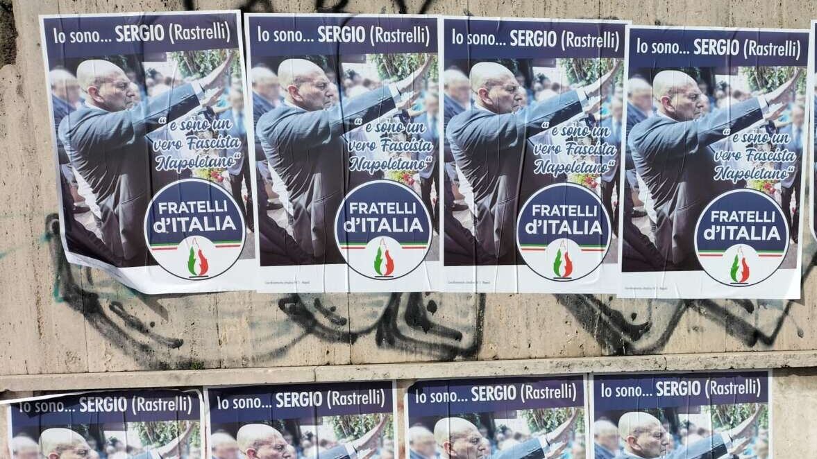 La guerra intestina di Fratelli d’Italia: manifesti in città con Rastrelli che fa il saluto fascista