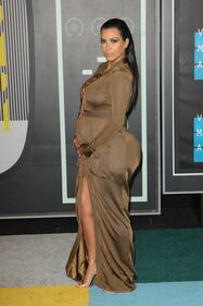 Kim Kardashian: pancione sul tappeto rosso per gli MTV VMA 2015 14