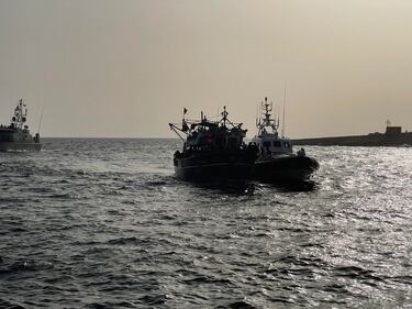 Maxi sbarco a Lampedusa: in 265 su un vecchio pescherecchio 3