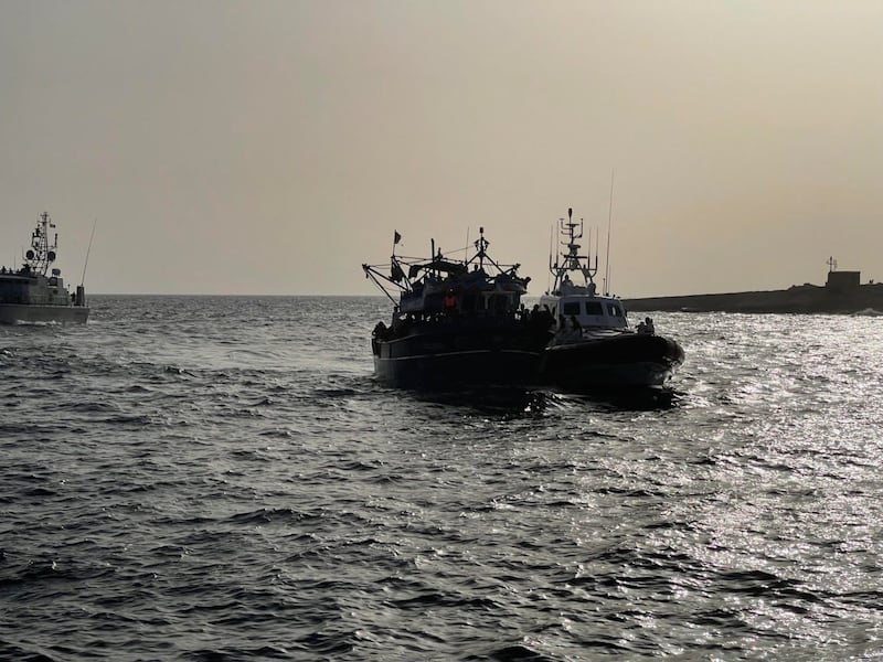 Maxi sbarco a Lampedusa: in 265 su un vecchio pescherecchio 3