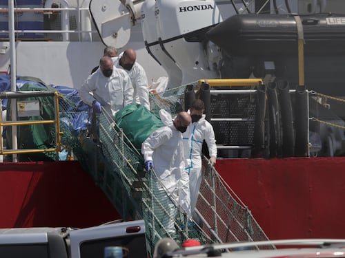 Life Support sbarca a Bari con 48 migranti e 7 salme: aperto un fascicolo per associazione per delinquere finalizzata al favoreggiamento dell’immigrazione clandestina