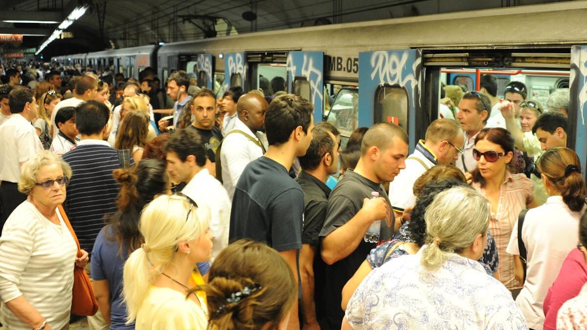 Roma, caos in metro: deraglia un treno, passeggeri a piedi