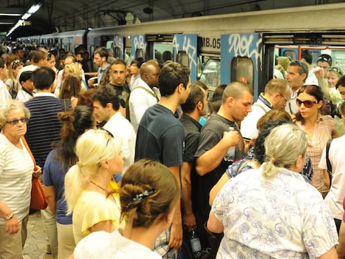 Roma, caos in metro: deraglia un treno, passeggeri a piedi