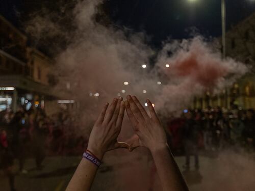 "Siete degli stupratori". Le femministe accusano di violenze gli antifà di Bologna