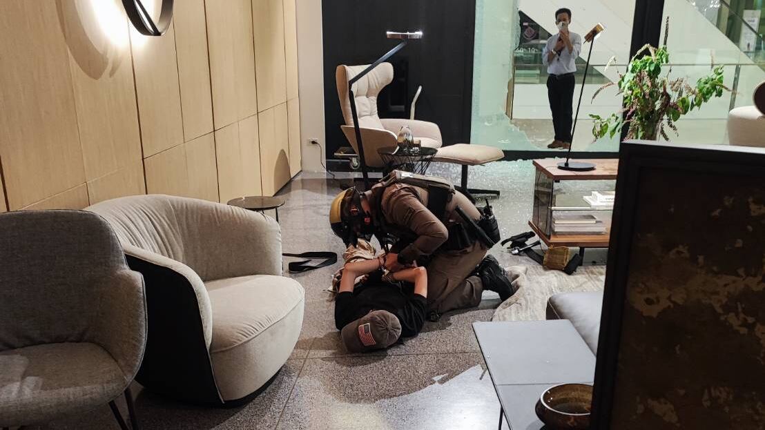 Gli spari, la fuga, il blitz della polizia: due morti in un attentato a Bangkok. Fermato un 14enne