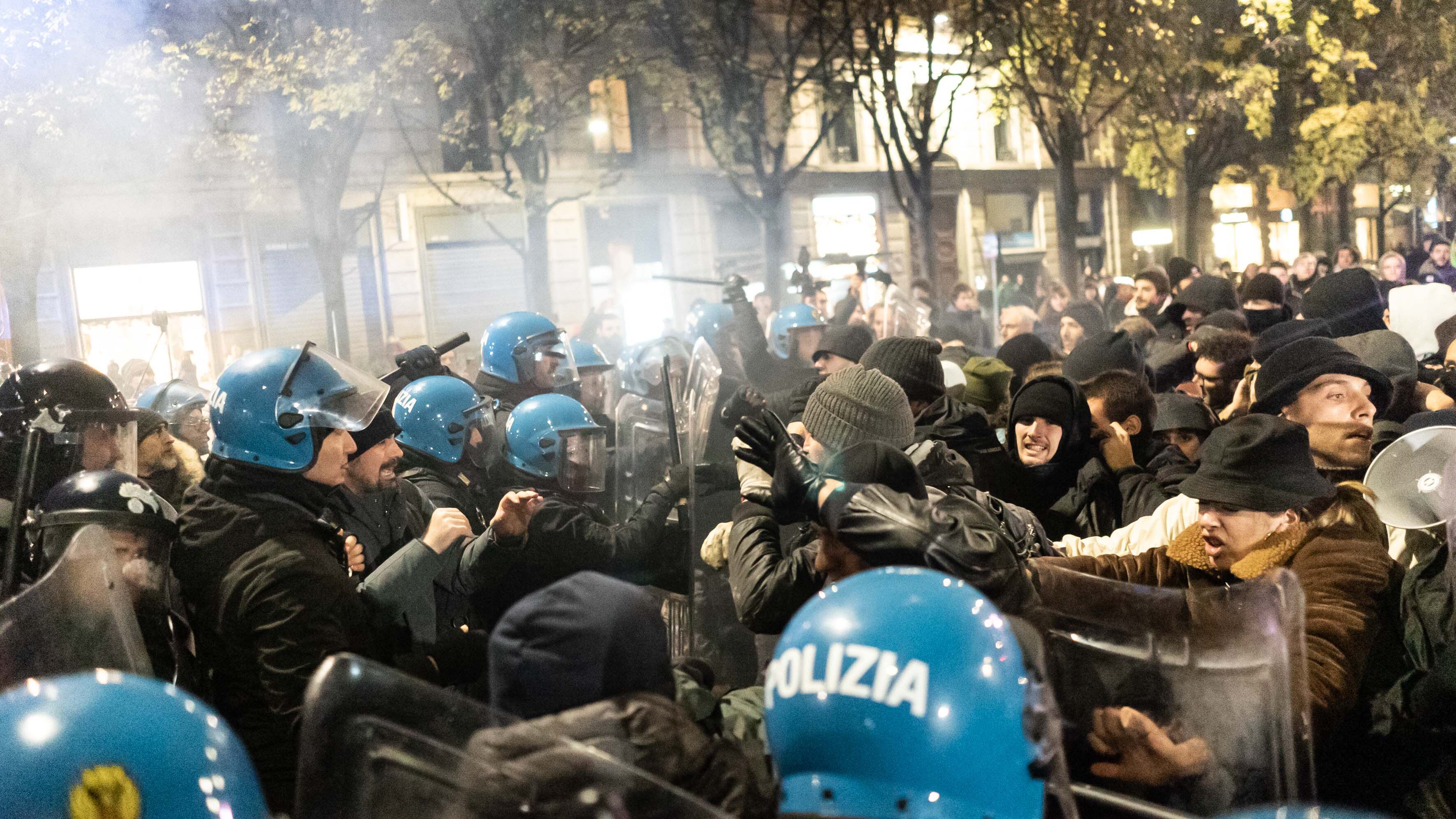 Scontri tra antagonisti e forze dell'ordine a Milano: feriti due poliziotti
