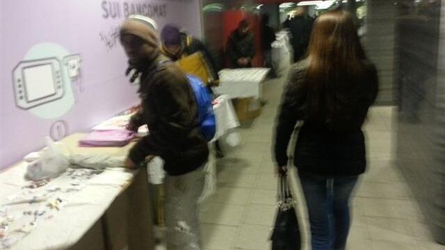 Loreto invasa dai vu' cumprà Ecco la stazione ridotta a suk