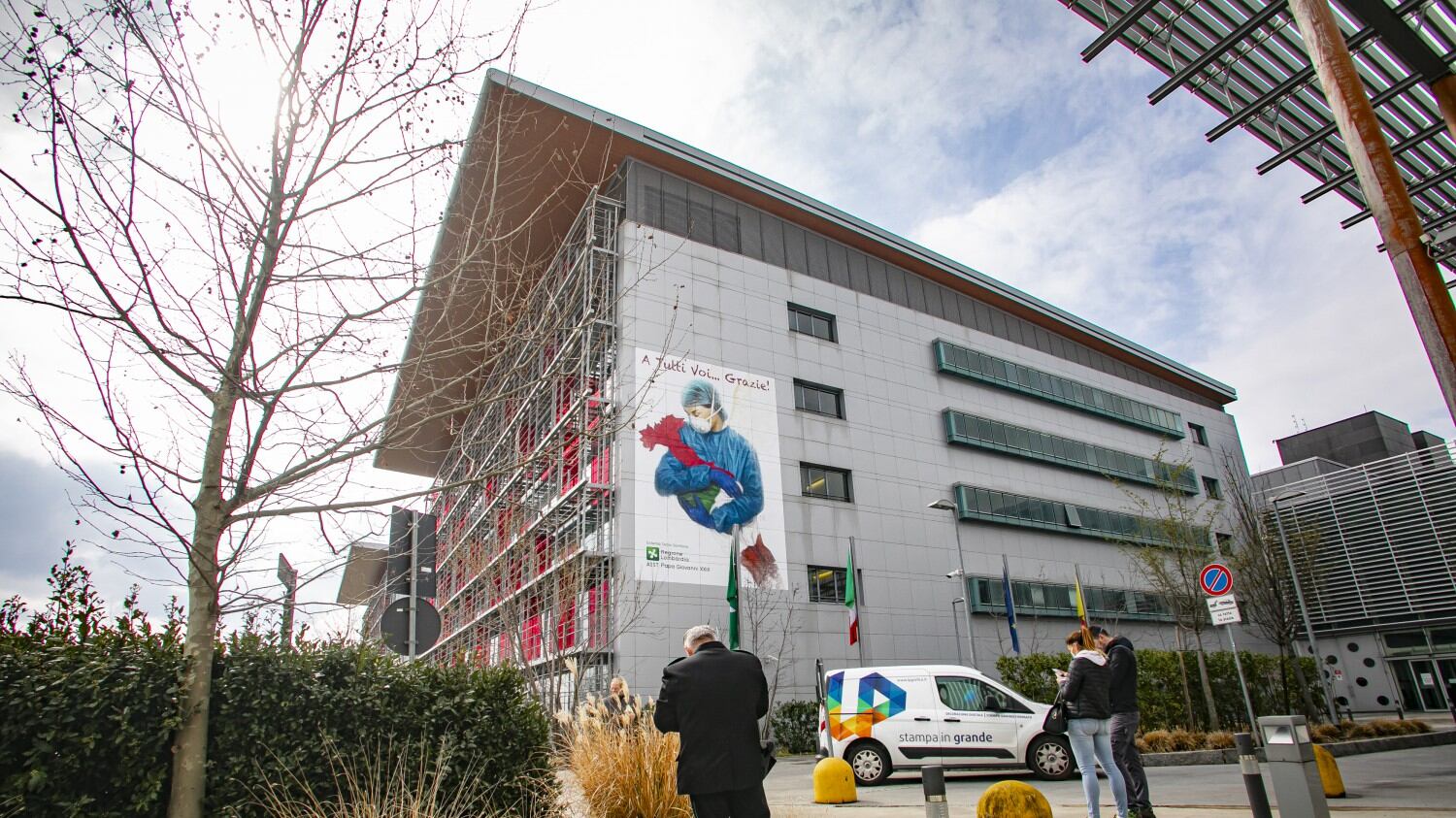 L'Italia cullata dall'infermiera sulla facciata dell'ospedale